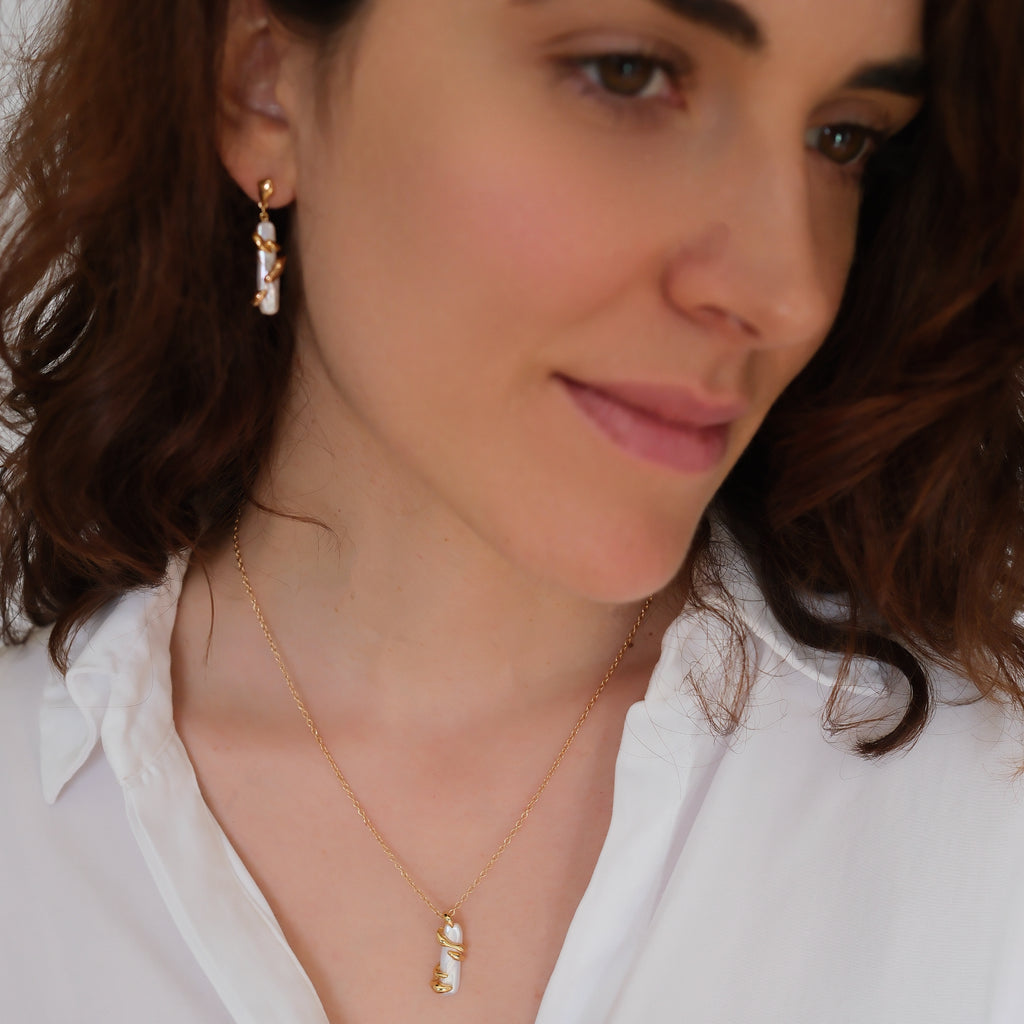 Freshwater pearl necklace, Irregular pearl pendant, Flowing Silver Necklace, Gift for her