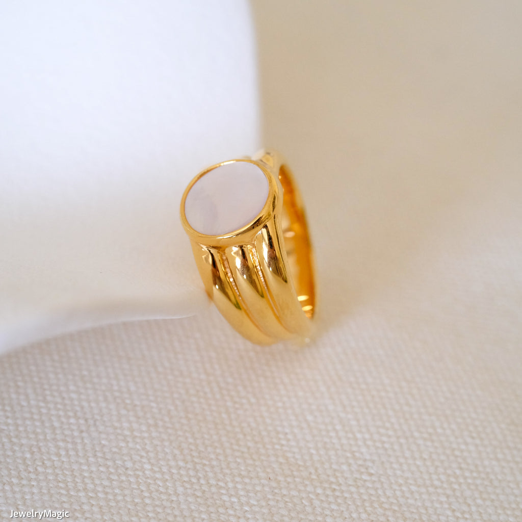Gold mother of pearl ring