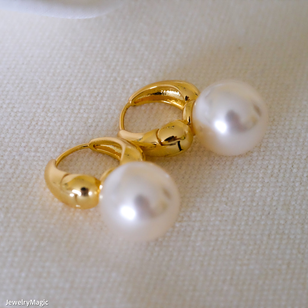 Dainty 12mm white Pearl Earrings, Chic Bridesmaid earrings, Everyday earrings, Pearls jewelry, Gift for Her