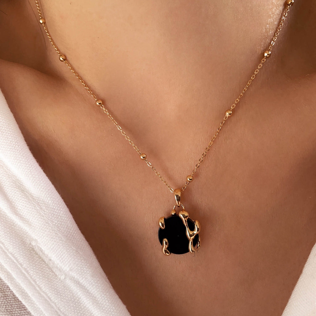 Round onyx necklace