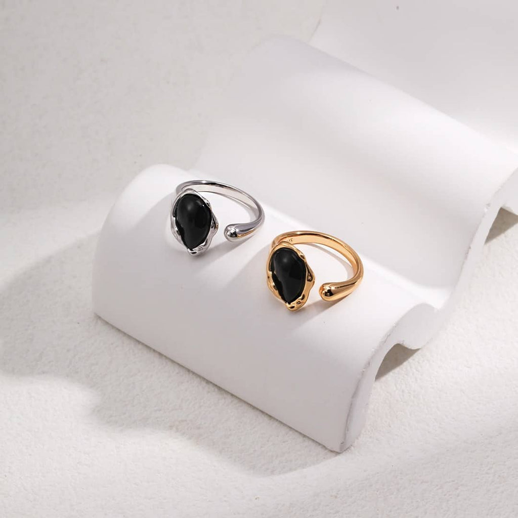 Oval onyx ring