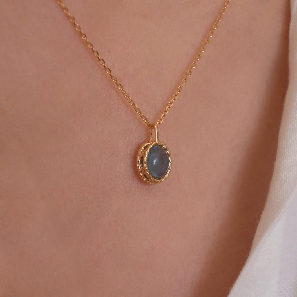 Oval aquamarine necklace