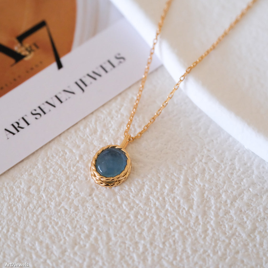 Oval aquamarine necklace
