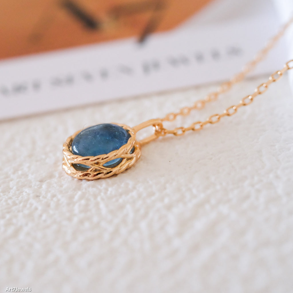 Oval aquamarine necklace